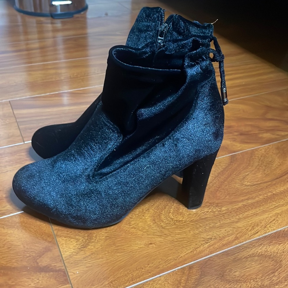 Black boot heals